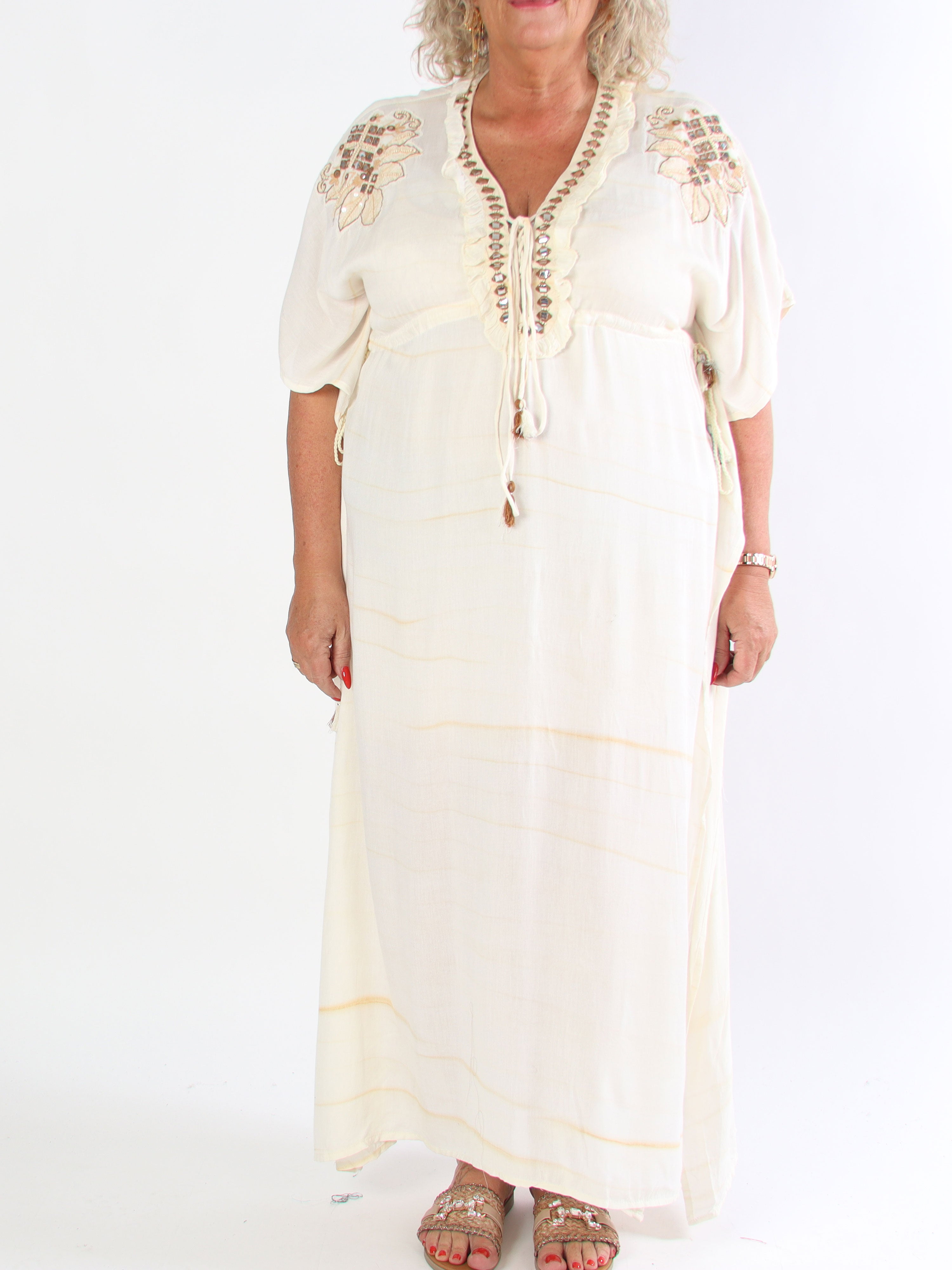 Avery - Plus size-klänning i viskos med pärlor och spets vid bröstet